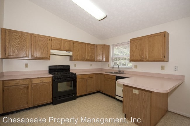 Building Photo - 8050 Pine Ridge Rd