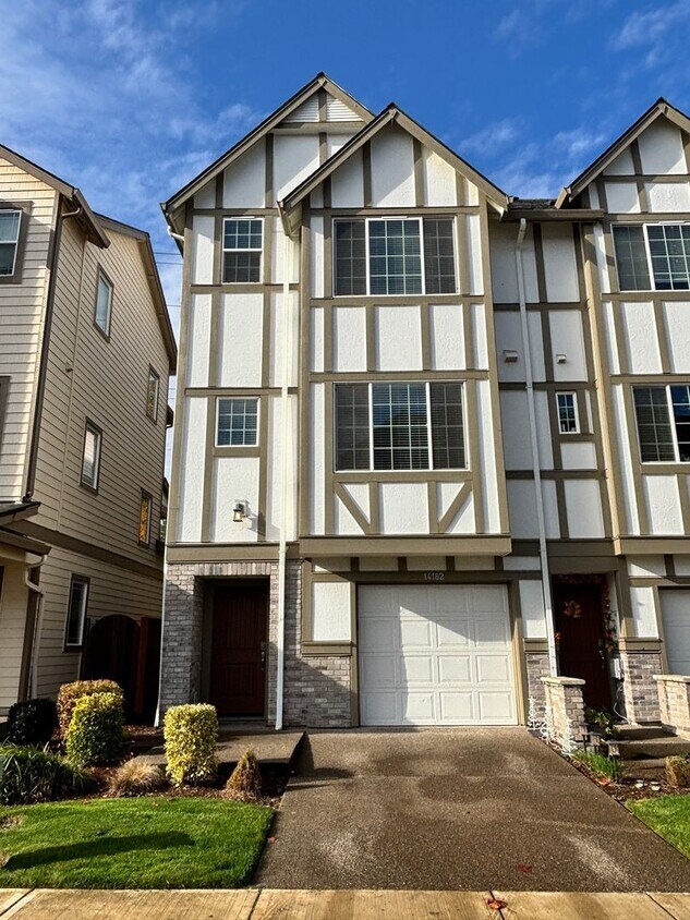 River Terrace Townhome available now!! - River Terrace Townhome available now!!