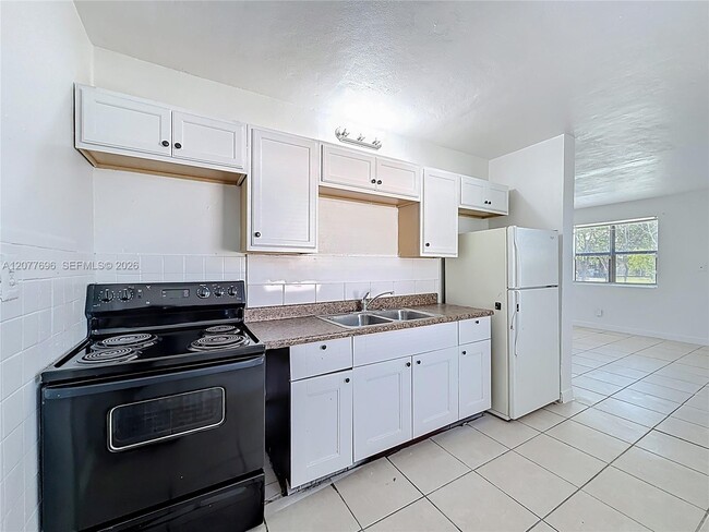 Foto del edificio - 2419 NW 6th Ct