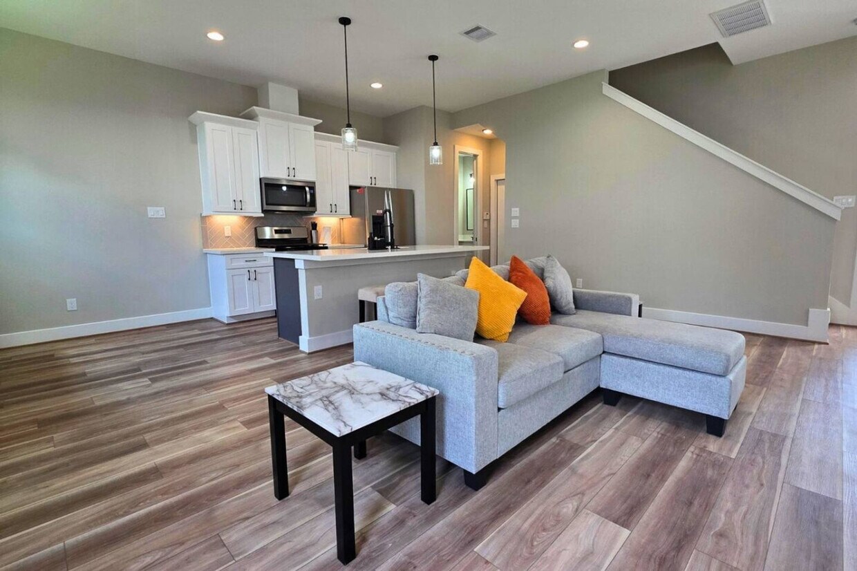 Foto principal - 8324 Curry Rd