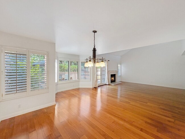 Building Photo - Great 2B/2.5BA Home with a Loft in Escondido!
