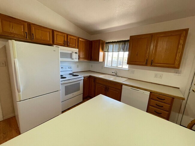 Building Photo - 429 S Oak Creek Dr