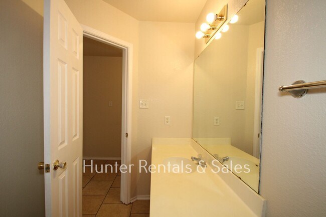 Building Photo - Spacious Three-Bedroom!