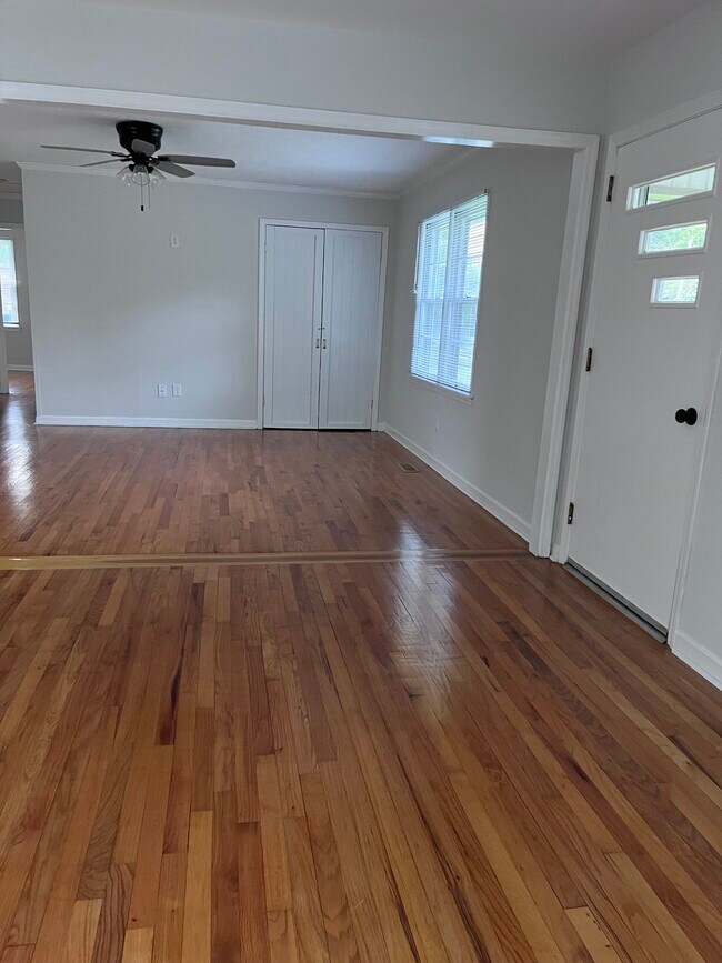 Sala de estar y comedor 2 - 4365 Pope Ave