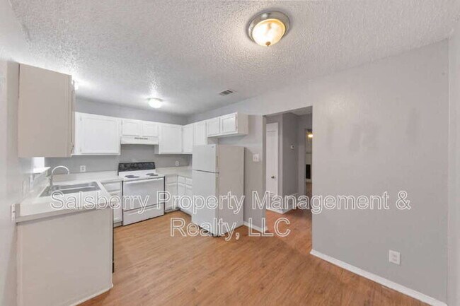 Foto del edificio - 5829 Shadydell Dr