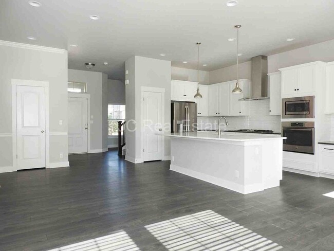 Building Photo - Central Park Home for Rent! Mountain Views!