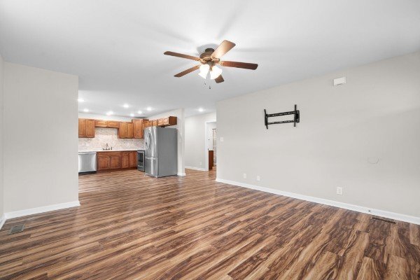 Building Photo - END UNIT! Close to Ft Campbell and convenient shopping and restaurants!