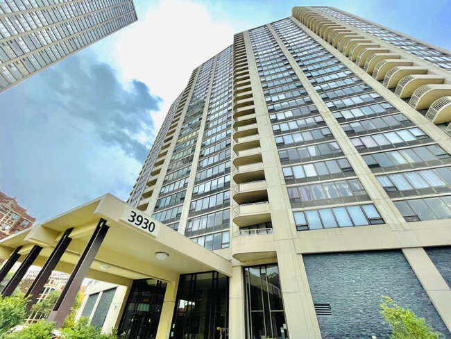 Building Photo - 3930 N Pine Grove Ave