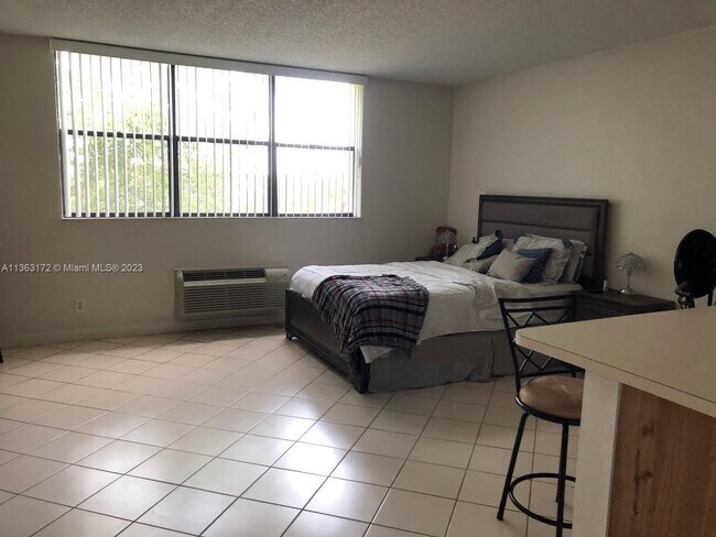 Foto del edificio - 2401 Riverside Dr