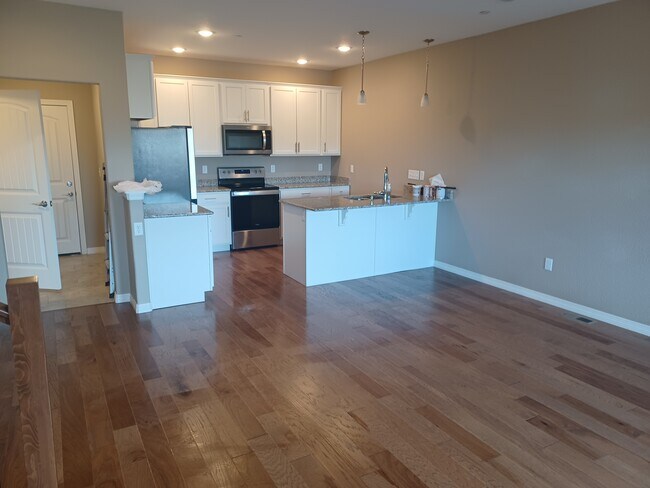 Kitchen - 3045 Knolls End Dr