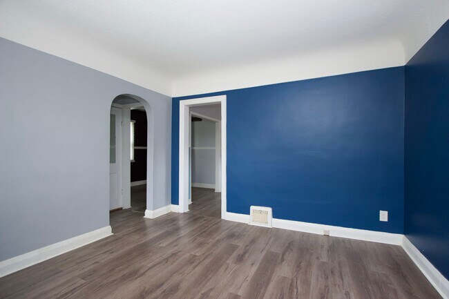 Photo du bâtiment - Cute and Cozy 2 Bedroom + Den Main Floor for Rent in Oshawa