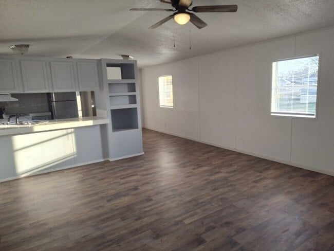 Building Photo - 702 W Nelson St