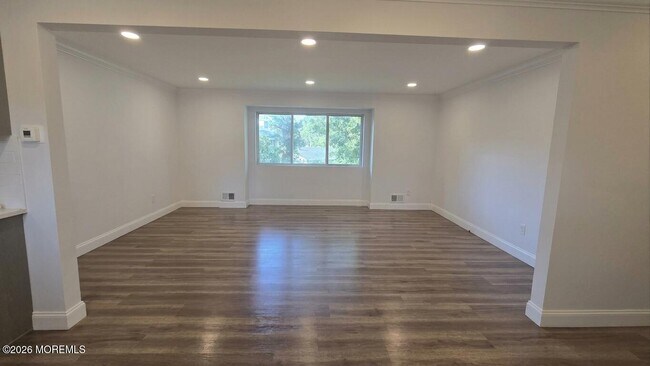 Building Photo - 8 Oak Leaf Ln