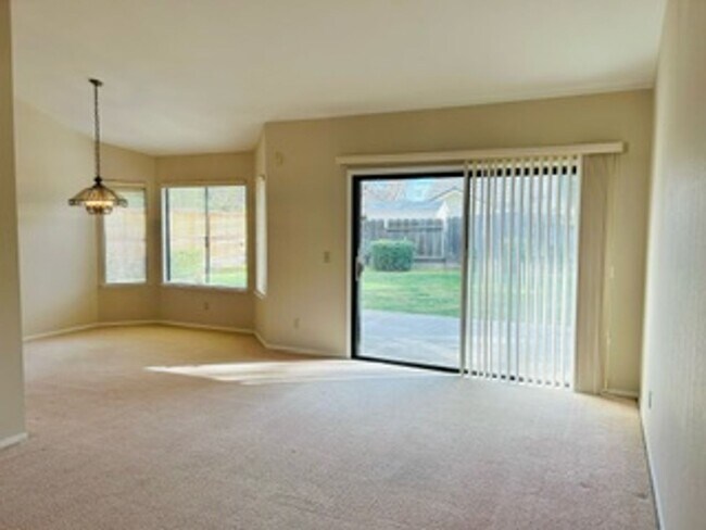 Building Photo - Four Bedroom Woodward Lakes Beauty!