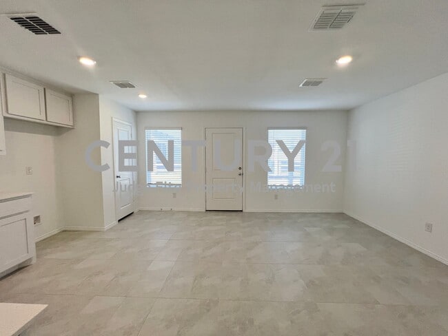 Building Photo - BRAND NEW, NEVER LIVED IN 2/2 IN NEW FORT ...