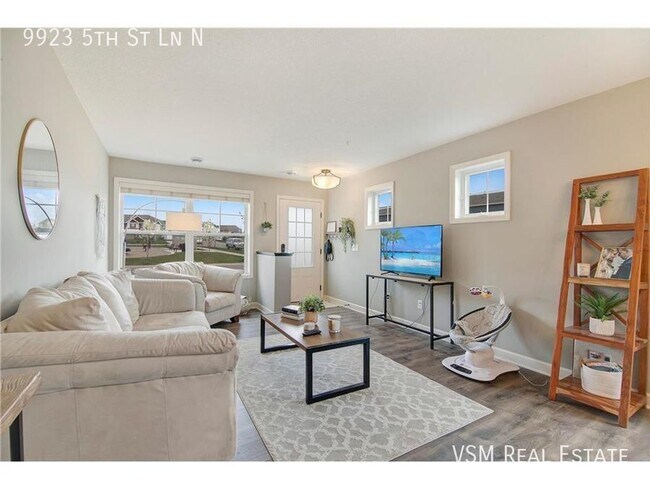 Building Photo - Luxury 3 Bed 3 Bath End Unit Townhome Avai...