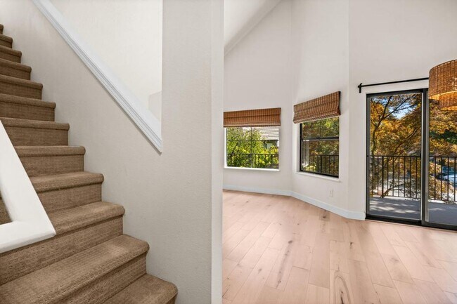 Foto del edificio - Stylish Lake Oswego Condo with Loft — Walk...