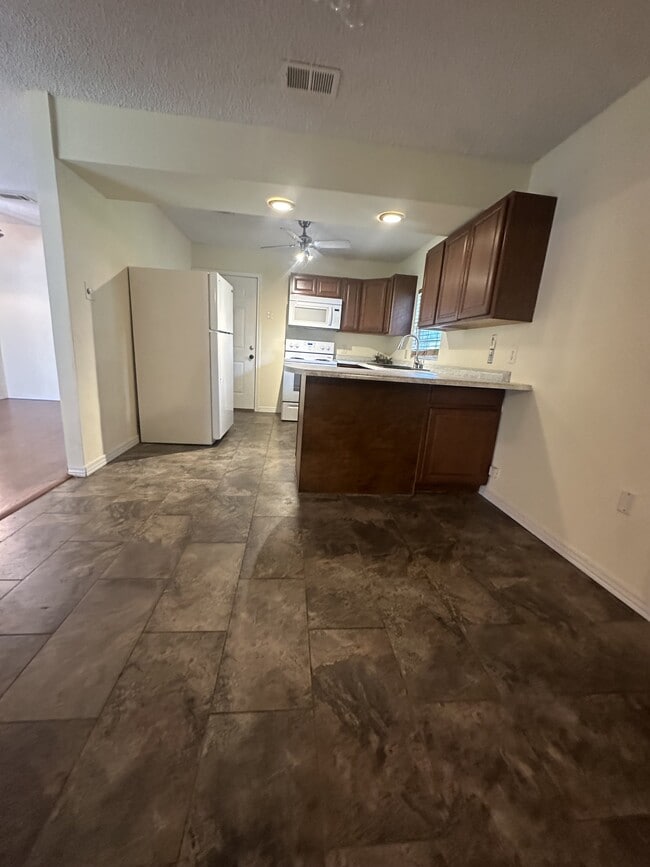 Building Photo - 140 Whispering Pines Loop