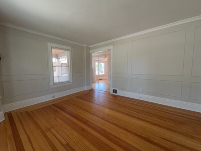 Foto del edificio - Beautiful and stately Victorian house in the awesome Old North End.
