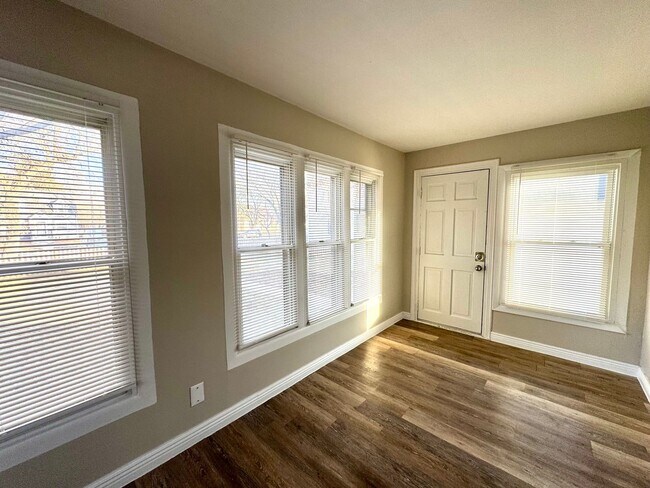 Building Photo - Charming 3BR / 1.5BA Single Family Home | 2-Car Garage + Large Fenced Yard + Central Air + Applia...