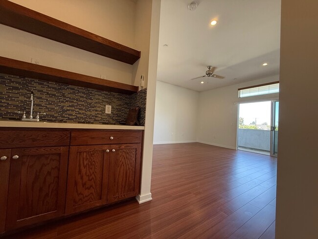 Building Photo - 11229 Greenlawn Ave