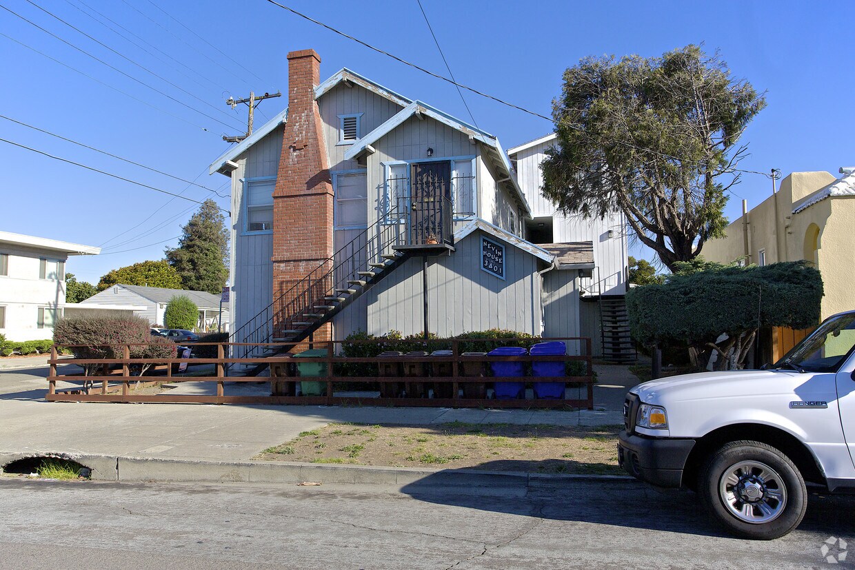 Building Photo - 3401 Nevin Ave