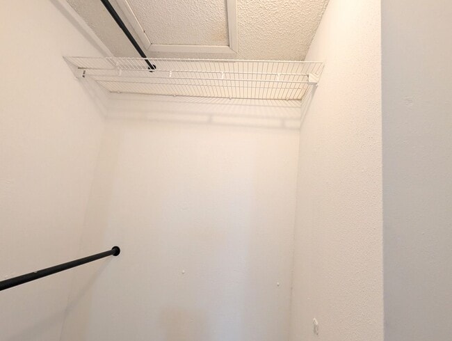 Building Photo - Bright 1BR/1BA Condo – Convenient Kendall Location