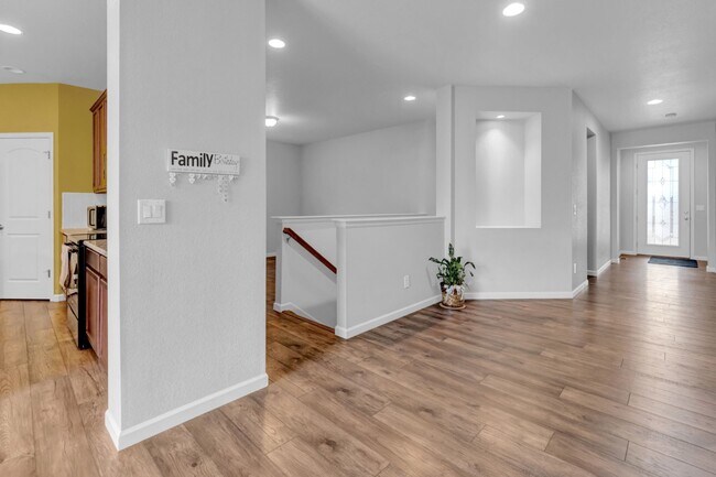 Foto del edificio - Beautiful low-maintenance ranch home with turf in front and back!