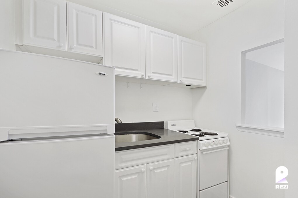 Building Photo - 343 E 76th St