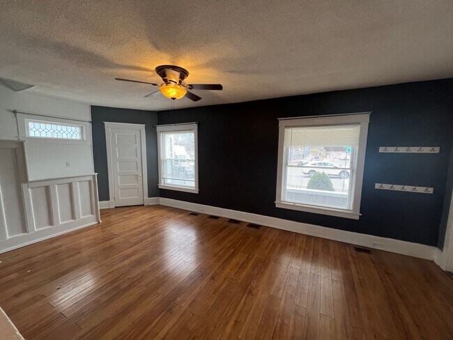 Building Photo - Spacious Single Family Home