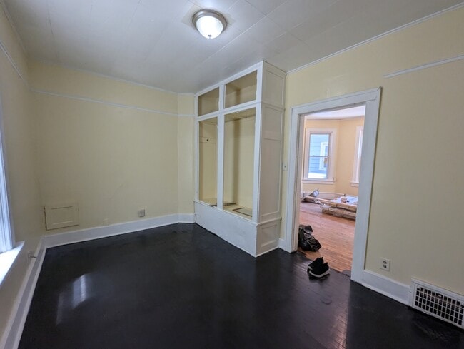 Building Photo - 1304 W Ring St