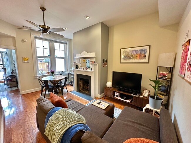 Building Photo - Dupont's Tree Lined Church Street 2 bedroom/1Bath Condo with Deck and Parking!