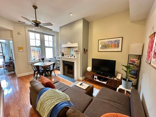 Foto del edificio - Dupont's Tree Lined Church Street 2 bedroom/1Bath Condo with Deck and Parking!