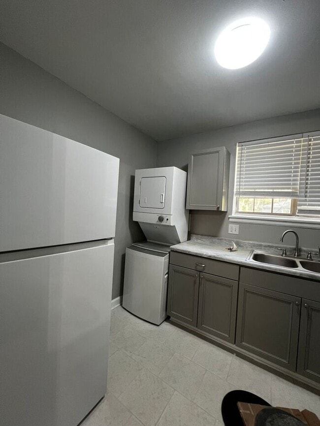 Foto del edificio - Cozy Up This Winter at Stonerose Apartments—Your Midtown Escape for Comfort, Convenience & Savings!