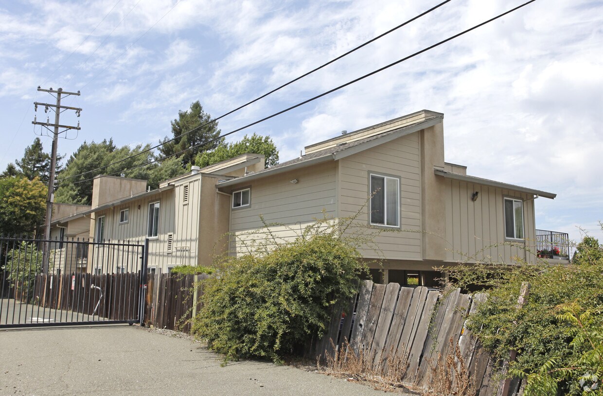 Building Photo - Twin Tree Apartments