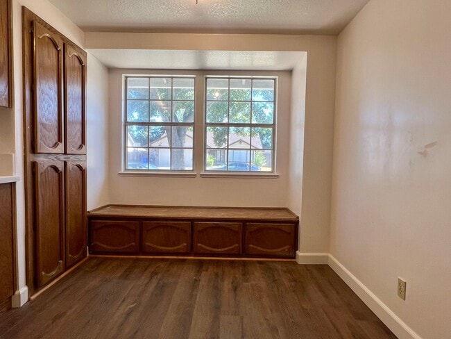 Building Photo - Charming 3 Bedroom 2 Bath Home in Elk Grov...