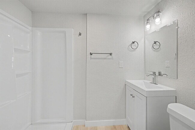 Building Photo - Fully renovated 1 bed, 1 bath apartments - Utilities Included