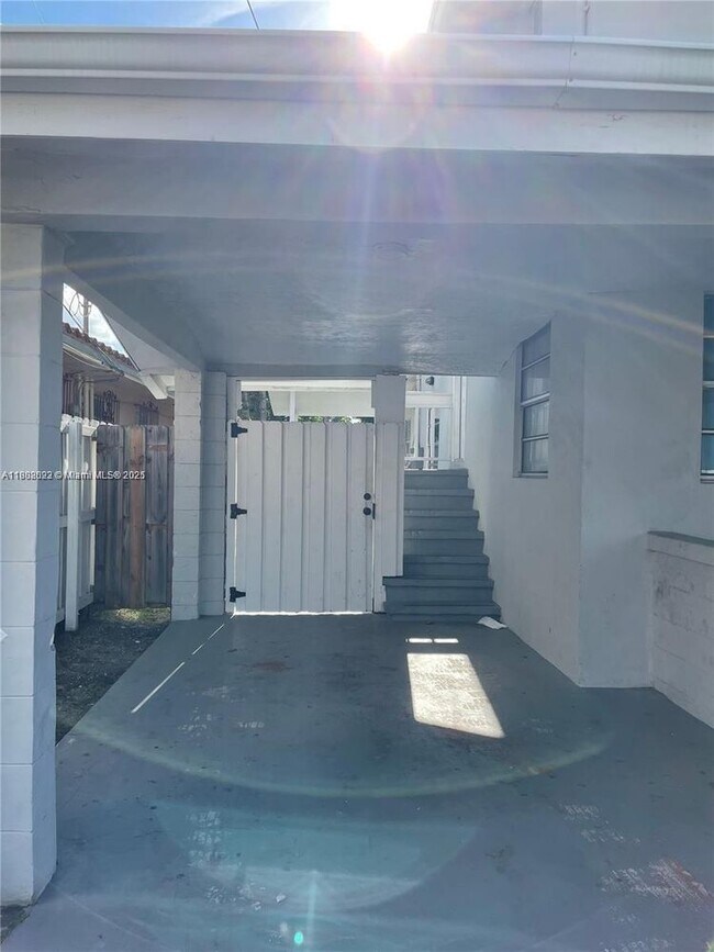 Foto del edificio - 736 NW 22nd Ct