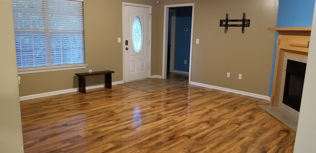 living room - 116 Crestwood Cir