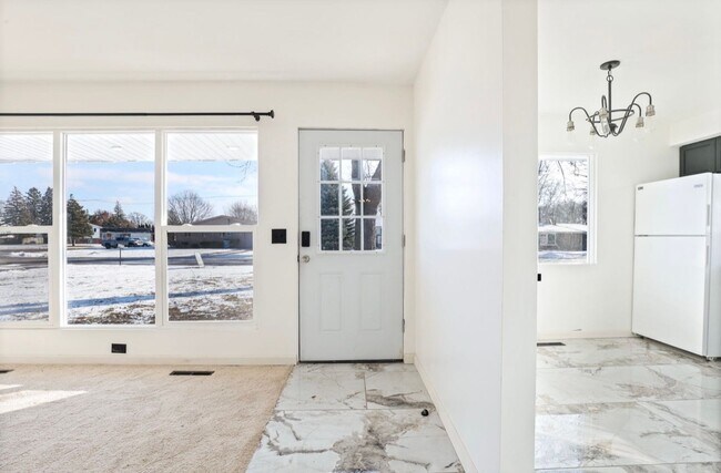 Building Photo - 2118-2118 Avalon Cir