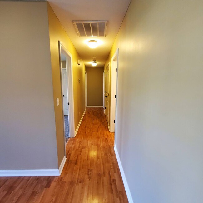 Foto del edificio - Welcome to Serene Living: Spacious Home on a .61 Acre Lot near Moody Airforce Base