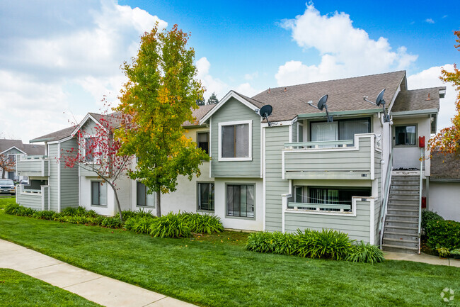 Beautifully landscaped parkways - Fountain Plaza Hills