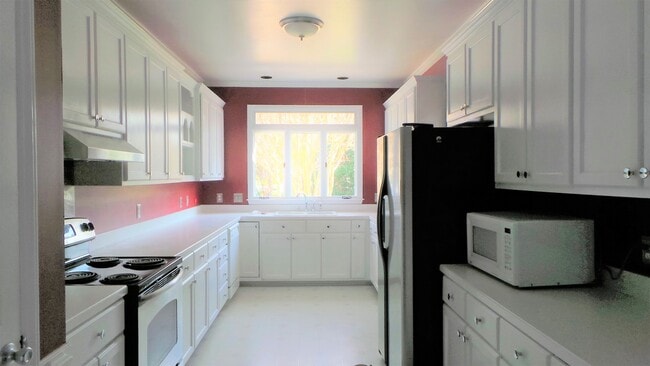 Building Photo - ~~ Charming Cape Cod ~~