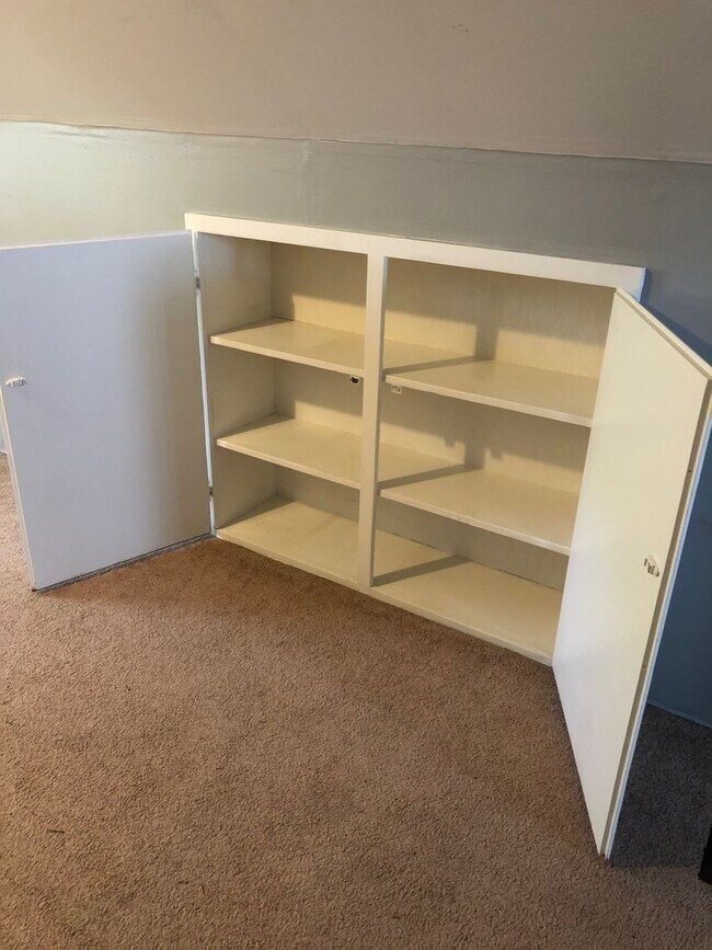 Building Photo - Nice 3br bedroom 1 bath home with attached...