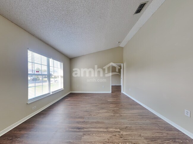 Foto del edificio - 7405 Prosperity Park Rd N
