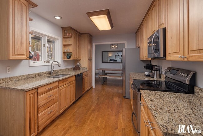 Beautiful modern home in an awesome neighb... - Beautiful modern home in an awesome neighb...