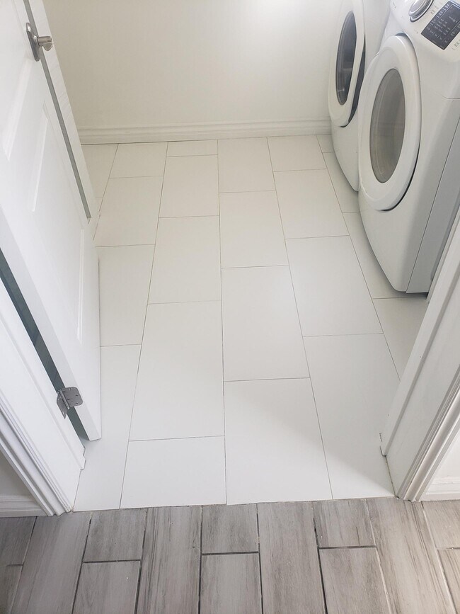 Servicio de lavandería/baño - 7032 Bonnie Vale Plz