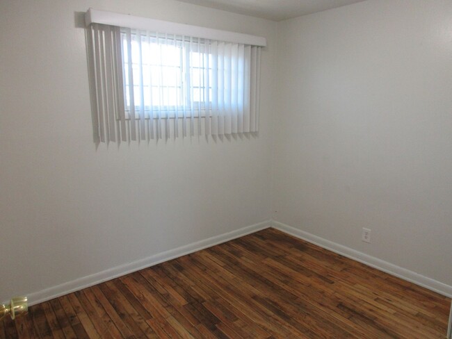 Building Photo - Clean and Comfortable