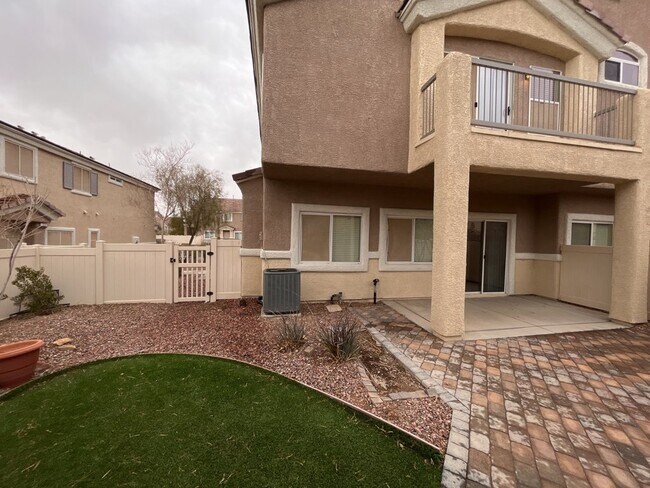 Foto del edificio - SPACIOUS 3-BEDROOM 2 1/2 BATH TOWNHOME IN GATED COMMUNITY