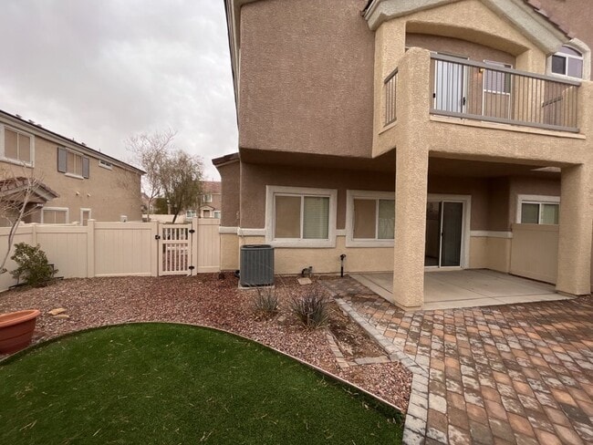 Building Photo - SPACIOUS 3-BEDROOM 2 1/2 BATH TOWNHOME IN GATED COMMUNITY
